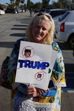 Costa Mesa, CA - 28 Nisan 2016: Kosta Mesa CA 'da düzenlenen mitingde protestocular cumhuriyetçi başkan adayı Donald Trump' ın destekçilerini engellemeye, slogan atmaya ve slogan atmaya çalıştılar. Başkan Donald Trump. Tanrı Amerika 'yı korusun.. 