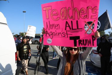 Costa Mesa, CA - 28 Nisan 2016: Kosta Mesa CA 'da düzenlenen mitingde protestocular cumhuriyetçi başkan adayı Donald Trump' ın destekçilerini engellemeye, slogan atmaya ve slogan atmaya çalıştılar. Başkan Donald Trump. Tanrı Amerika 'yı korusun.. 