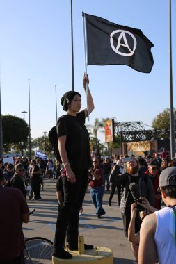 Costa Mesa, CA - 28 Nisan 2016: Kosta Mesa CA 'da düzenlenen mitingde protestocular cumhuriyetçi başkan adayı Donald Trump' ın destekçilerini engellemeye, slogan atmaya ve slogan atmaya çalıştılar. Başkan Donald Trump. Tanrı Amerika 'yı korusun.. 