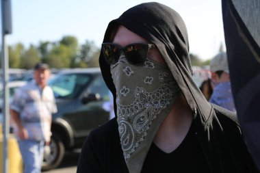 Costa Mesa, CA - 28 Nisan 2016: Kosta Mesa CA 'da düzenlenen mitingde protestocular cumhuriyetçi başkan adayı Donald Trump' ın destekçilerini engellemeye, slogan atmaya ve slogan atmaya çalıştılar. Başkan Donald Trump. Tanrı Amerika 'yı korusun.. 