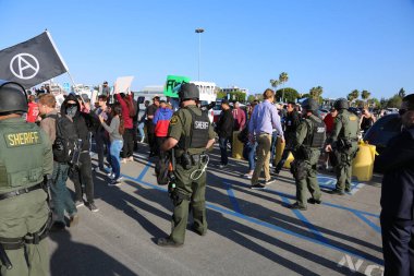 ANAHEIM CALIFORNIA, 25 Mayıs 2016: Cumhuriyet adayı Donald J. Trump Rallisi Anaheim 5.25.2016 sırasında çevik kuvvet ekipmanlı polis geldi ve protestocuları birbirlerinden korudu. Başkan Donald J. Trump. En iyi başkan. Tanrı ABD 'yi korusun..