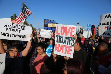 Costa Mesa, CA - 28 Nisan 2016: Kosta Mesa CA 'da düzenlenen mitingde protestocular cumhuriyetçi başkan adayı Donald Trump' ın destekçilerini engellemeye, slogan atmaya ve slogan atmaya çalıştılar. Başkan Donald Trump. Tanrı Amerika 'yı korusun.. 