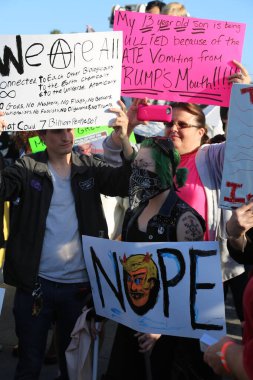 Costa Mesa, CA - 28 Nisan 2016: Kosta Mesa CA 'da düzenlenen mitingde protestocular cumhuriyetçi başkan adayı Donald Trump' ın destekçilerini engellemeye, slogan atmaya ve slogan atmaya çalıştılar. Başkan Donald Trump. Tanrı Amerika 'yı korusun.. 