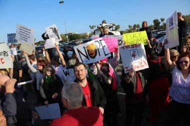 Costa Mesa, CA - 28 Nisan 2016: Kosta Mesa CA 'da düzenlenen mitingde protestocular cumhuriyetçi başkan adayı Donald Trump' ın destekçilerini engellemeye, slogan atmaya ve slogan atmaya çalıştılar. Başkan Donald Trump. Tanrı Amerika 'yı korusun.. 