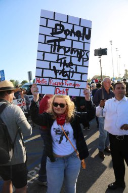 Costa Mesa, CA - 28 Nisan 2016: Kosta Mesa CA 'da düzenlenen mitingde protestocular cumhuriyetçi başkan adayı Donald Trump' ın destekçilerini engellemeye, slogan atmaya ve slogan atmaya çalıştılar. Başkan Donald Trump. Tanrı Amerika 'yı korusun.. 