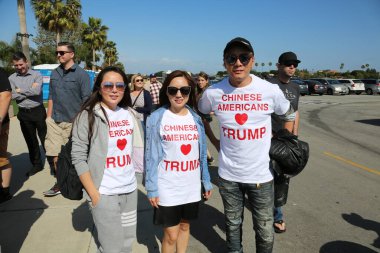 Costa Mesa, CA - 28 Nisan 2016: Cumhuriyetçi başkan adayı Donald Trump 'ın tahmini destekçisi, CA' daki Costa Mesa Panayırı 'nda yapacağı bir mitingde yapacağı konuşmayı dinlemek için sabırla ve tezahürat yapın. Başkan Donald J. Trump.. 