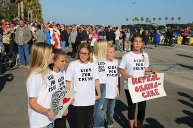 Costa Mesa, CA - 28 Nisan 2016: Cumhuriyetçi başkan adayı Donald Trump 'ın tahmini destekçisi, CA' daki Costa Mesa Panayırı 'nda yapacağı bir mitingde yapacağı konuşmayı dinlemek için sabırla ve tezahürat yapın. Başkan Donald J. Trump.. 