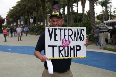 Costa Mesa, CA - 28 Nisan 2016: Cumhuriyetçi başkan adayı Donald Trump 'ın tahmini destekçisi, CA' daki Costa Mesa Panayırı 'nda yapacağı bir mitingde yapacağı konuşmayı dinlemek için sabırla ve tezahürat yapın. Başkan Donald J. Trump.. 