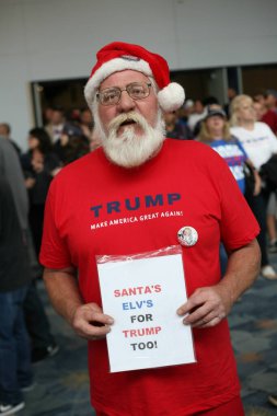 Costa Mesa, CA - 28 Nisan 2016: Cumhuriyetçi başkan adayı Donald Trump 'ın tahmini destekçisi, CA' daki Costa Mesa Panayırı 'nda yapacağı bir mitingde yapacağı konuşmayı dinlemek için sabırla ve tezahürat yapın. Başkan Donald J. Trump.. 