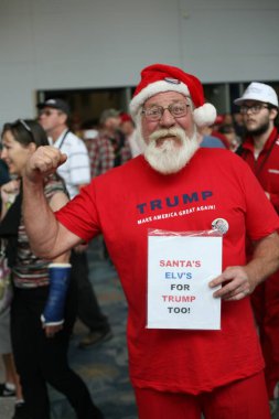 Costa Mesa, CA - 28 Nisan 2016: Cumhuriyetçi başkan adayı Donald Trump 'ın tahmini destekçisi, CA' daki Costa Mesa Panayırı 'nda yapacağı bir mitingde yapacağı konuşmayı dinlemek için sabırla ve tezahürat yapın. Başkan Donald J. Trump.. 