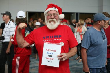 Costa Mesa, CA - 28 Nisan 2016: Cumhuriyetçi başkan adayı Donald Trump 'ın tahmini destekçisi, CA' daki Costa Mesa Panayırı 'nda yapacağı bir mitingde yapacağı konuşmayı dinlemek için sabırla ve tezahürat yapın. Başkan Donald J. Trump.. 