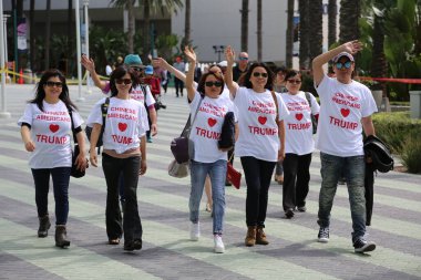 Costa Mesa, CA - 28 Nisan 2016: Cumhuriyetçi başkan adayı Donald Trump 'ın tahmini destekçisi, CA' daki Costa Mesa Panayırı 'nda yapacağı bir mitingde yapacağı konuşmayı dinlemek için sabırla ve tezahürat yapın. Başkan Donald J. Trump.. 