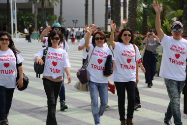 Costa Mesa, CA - 28 Nisan 2016: Cumhuriyetçi başkan adayı Donald Trump 'ın tahmini destekçisi, CA' daki Costa Mesa Panayırı 'nda yapacağı bir mitingde yapacağı konuşmayı dinlemek için sabırla ve tezahürat yapın. Başkan Donald J. Trump.. 