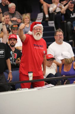 Costa Mesa, CA - 28 Nisan 2016: Cumhuriyetçi başkan adayı Donald Trump 'ın tahmini destekçisi, CA' daki Costa Mesa Panayırı 'nda yapacağı bir mitingde yapacağı konuşmayı dinlemek için sabırla ve tezahürat yapın. Başkan Donald J. Trump.. 