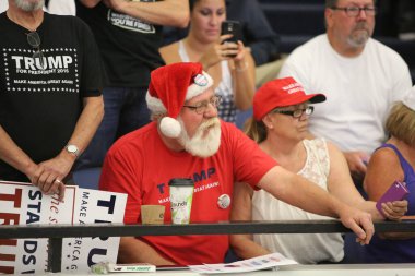 Costa Mesa, CA - 28 Nisan 2016: Cumhuriyetçi başkan adayı Donald Trump 'ın tahmini destekçisi, CA' daki Costa Mesa Panayırı 'nda yapacağı bir mitingde yapacağı konuşmayı dinlemek için sabırla ve tezahürat yapın. Başkan Donald J. Trump.. 