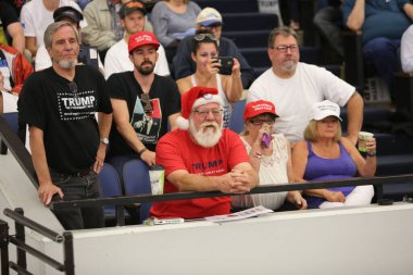 Costa Mesa, CA - 28 Nisan 2016: Cumhuriyetçi başkan adayı Donald Trump 'ın tahmini destekçisi, CA' daki Costa Mesa Panayırı 'nda yapacağı bir mitingde yapacağı konuşmayı dinlemek için sabırla ve tezahürat yapın. Başkan Donald J. Trump.. 