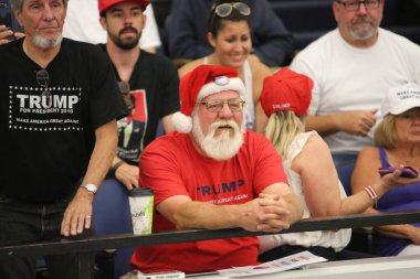 Costa Mesa, CA - 28 Nisan 2016: Cumhuriyetçi başkan adayı Donald Trump 'ın tahmini destekçisi, CA' daki Costa Mesa Panayırı 'nda yapacağı bir mitingde yapacağı konuşmayı dinlemek için sabırla ve tezahürat yapın. Başkan Donald J. Trump.. 