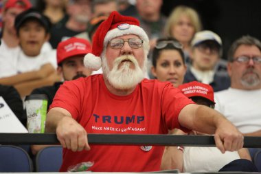 Costa Mesa, CA - 28 Nisan 2016: Cumhuriyetçi başkan adayı Donald Trump 'ın tahmini destekçisi, CA' daki Costa Mesa Panayırı 'nda yapacağı bir mitingde yapacağı konuşmayı dinlemek için sabırla ve tezahürat yapın. Başkan Donald J. Trump.. 