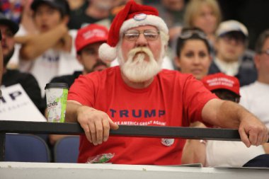 Costa Mesa, CA - 28 Nisan 2016: Cumhuriyetçi başkan adayı Donald Trump 'ın tahmini destekçisi, CA' daki Costa Mesa Panayırı 'nda yapacağı bir mitingde yapacağı konuşmayı dinlemek için sabırla ve tezahürat yapın. Başkan Donald J. Trump.. 