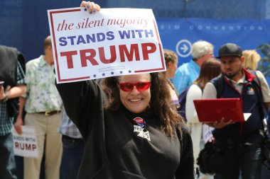 Costa Mesa, CA - 28 Nisan 2016: Cumhuriyetçi başkan adayı Donald Trump 'ın tahmini destekçisi, CA' daki Costa Mesa Panayırı 'nda yapacağı bir mitingde yapacağı konuşmayı dinlemek için sabırla ve tezahürat yapın. Başkan Donald J. Trump.. 