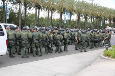 ANAHEIM CALIFORNIA, 25 Mayıs 2016: Cumhuriyet adayı Donald J. Trump Rallisi Anaheim 5.25.2016 sırasında çevik kuvvet ekipmanlı polis geldi ve protestocuları birbirlerinden korudu. Başkan Donald J. Trump. En iyi başkan. Tanrı ABD 'yi korusun..
