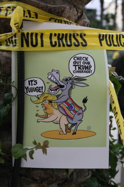 Costa Mesa, CA - 28 Nisan 2016: Kosta Mesa CA 'da düzenlenen mitingde protestocular cumhuriyetçi başkan adayı Donald Trump' ın destekçilerini engellemeye, slogan atmaya ve slogan atmaya çalıştılar. Başkan Donald Trump. Tanrı Amerika 'yı korusun.. 
