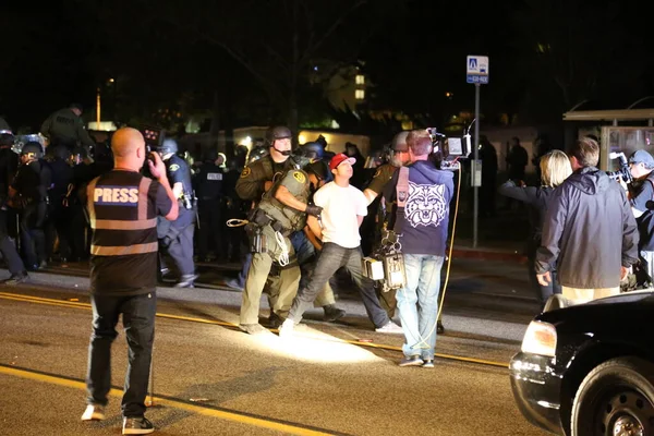 Costa Mesa, CA - 28 Nisan 2016: Cumhuriyetçi başkan adayı Donald Trump 'ın protestocuları, polis kalabalığı kontrol ederken sokaklardaki ayaklanmalar ve Costa Mesa Fuarı, CA' da düzenlenen mitingde tutuklama.