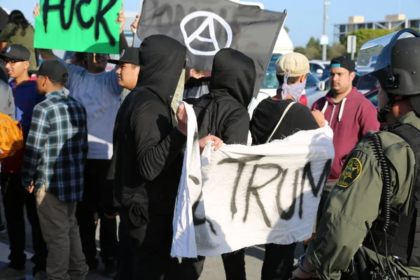 Costa Mesa, CA - 28 Nisan 2016: Cumhuriyetçi başkan adayı Donald Trump 'ın protestocuları, İşaretler, İlahiler ve Donald J. Trump' ın destekçilerini CA 'daki Costa Mesa Panayırı' nda düzenlenen bir mitingde engellemeye çalıştılar. Başkan Donald Trump. Donald Trump.