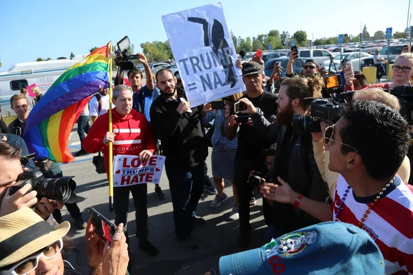 Costa Mesa Avril 2016 Les Manifestants Candidat Républicain Présidence Donald — Photo