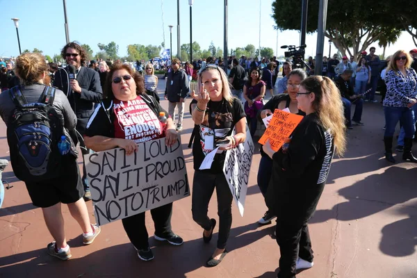 Costa Mesa, CA - 28 Nisan 2016: Cumhuriyetçi başkan adayı Donald Trump 'ın protestocuları, İşaretler, İlahiler ve Donald J. Trump' ın destekçilerini CA 'daki Costa Mesa Panayırı' nda düzenlenen bir mitingde engellemeye çalıştılar. Başkan Donald Trump. Donald Trump.