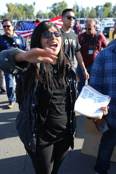 Costa Mesa Abril 2016 Manifestantes Seguram Cartazes Cantam Tentam Atrapalhar — Fotografia de Stock