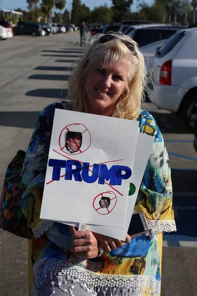 Costa Mesa Abril 2016 Manifestantes Sostienen Pancartas Coros Intentan Interrumpir — Foto de Stock