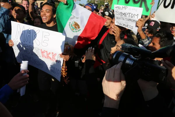 Costa Mesa Abril 2016 Manifestantes Sostienen Pancartas Coros Intentan Interrumpir — Foto de Stock