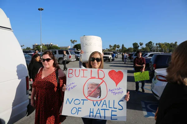 Costa Mesa, CA - 28 Nisan 2016: Kosta Mesa CA 'da düzenlenen mitingde protestocular cumhuriyetçi başkan adayı Donald Trump' ın destekçilerini engellemeye, slogan atmaya ve slogan atmaya çalıştılar. Başkan Donald Trump. Tanrı Amerika 'yı korusun.. 