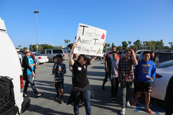 堪萨斯州科斯塔梅萨 Costa Mesa 2016年4月28日 抗议者在科斯塔梅萨 Costa Mesa 的集会上高举标语 高喊并试图干扰共和党总统候选人唐纳德 特朗普的支持者 — 图库照片