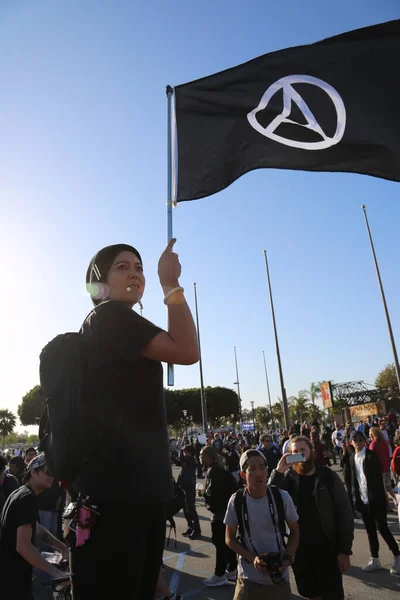 Costa Mesa Kwietnia 2016 Protestujący Trzymają Znaki Śpiewają Próbują Zakłócić — Zdjęcie stockowe