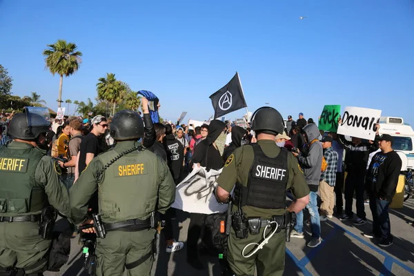 Costa Mesa, CA - 28 Nisan 2016: Cumhuriyetçi başkan adayı Donald Trump 'ın protestocuları, polis kalabalığı kontrol ederken sokaklardaki ayaklanmalar ve Costa Mesa Fuarı, CA' da düzenlenen mitingde tutuklama.