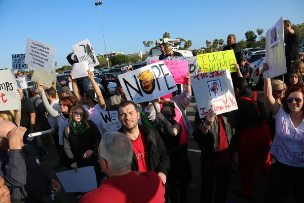 Costa Mesa Abril 2016 Manifestantes Sostienen Pancartas Coros Intentan Interrumpir —  Fotos de Stock