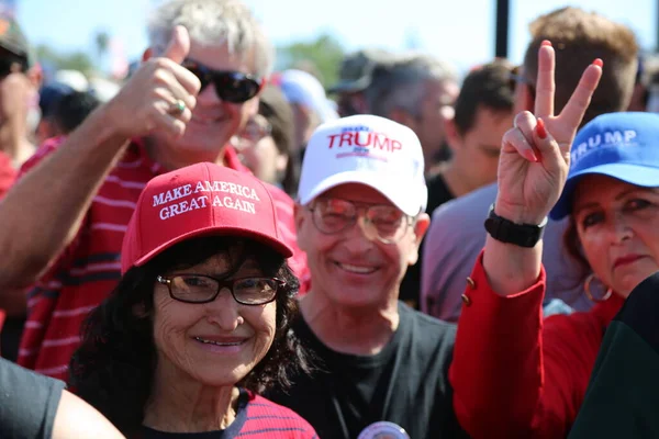 Costa Mesa Kwietnia 2016 Szacuje Się 000 Zwolenników Republikańskiego Kandydata — Zdjęcie stockowe