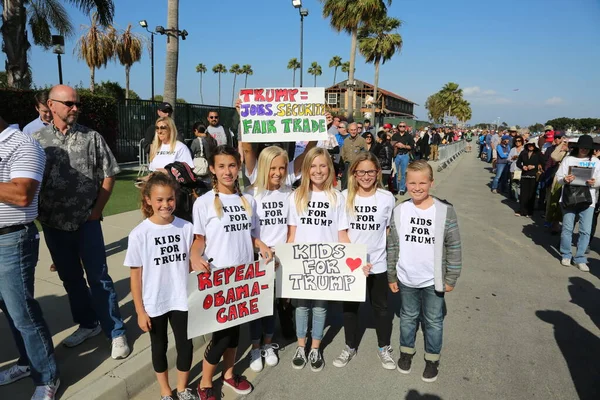 Costa Mesa, CA - 28 Nisan 2016: Cumhuriyetçi başkan adayı Donald Trump 'ın tahmini destekçisi, CA' daki Costa Mesa Panayırı 'nda yapacağı bir mitingde yapacağı konuşmayı dinlemek için sabırla ve tezahürat yapın. Başkan Donald J. Trump.. 