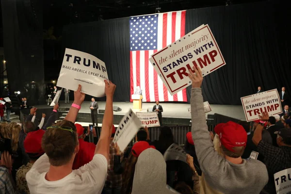 科斯塔梅萨Ca 2016年4月28日 共和党总统候选人唐纳德 特朗普在加州科斯塔梅萨的竞选活动中向数千名支持者发表演讲 唐纳德 特朗普 Donald Trump 向数千人演讲 希望成为美国总统 — 图库照片