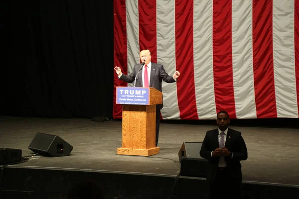 Costa Mesa Aprile 2016 Candidato Presidenziale Repubblicano Donald Trump Parla — Foto Stock