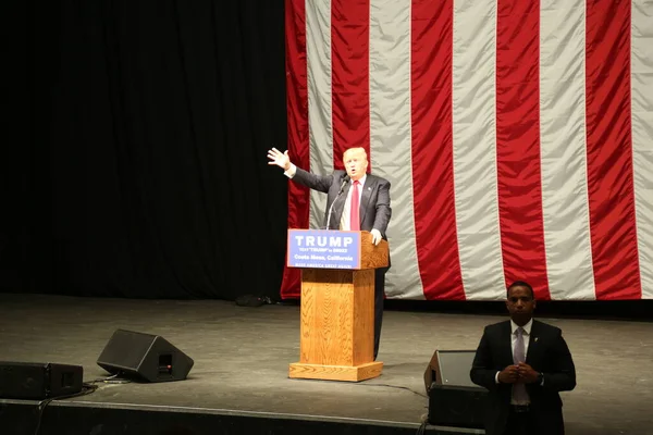 Costa Mesa Kwietnia 2016 Republikański Kandydat Prezydenta Donald Trump Przemawia — Zdjęcie stockowe