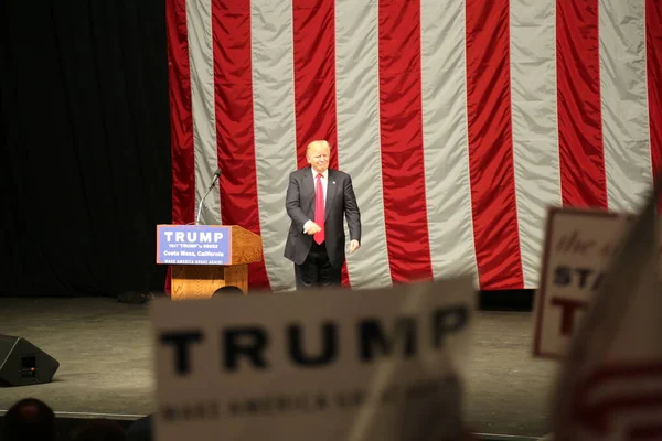 Costa Mesa Abril 2016 Candidato Presidencial Republicano Donald Trump Habla — Foto de Stock