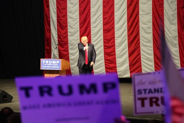 Costa Mesa Aprile 2016 Candidato Presidenziale Repubblicano Donald Trump Parla — Foto Stock