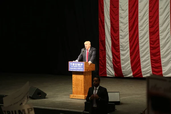 Costa Mesa Abril 2016 Candidato Presidencial Republicano Donald Trump Fala — Fotografia de Stock