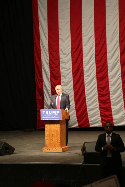 Costa Mesa Aprile 2016 Candidato Presidenziale Repubblicano Donald Trump Parla — Foto Stock