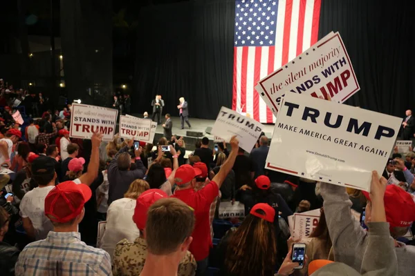 Costa Mesa Aprile 2016 Candidato Presidenziale Repubblicano Donald Trump Parla — Foto Stock