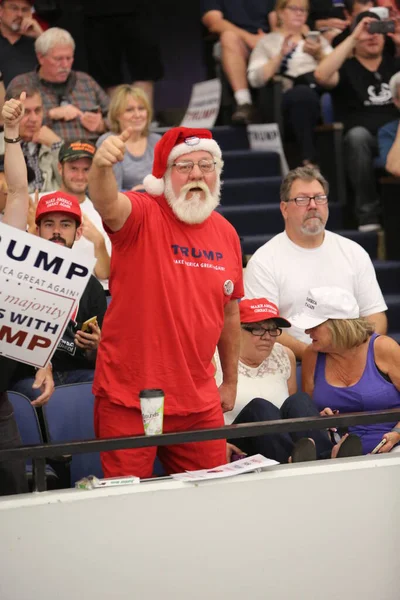 Costa Mesa, CA - 28 Nisan 2016: Cumhuriyetçi başkan adayı Donald Trump 'ın tahmini destekçisi, CA' daki Costa Mesa Panayırı 'nda yapacağı bir mitingde yapacağı konuşmayı dinlemek için sabırla ve tezahürat yapın. Başkan Donald J. Trump.. 