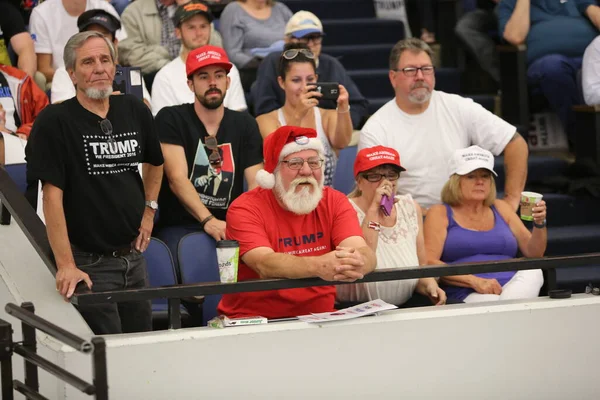 Costa Mesa, CA - 28 Nisan 2016: Cumhuriyetçi başkan adayı Donald Trump 'ın tahmini destekçisi, CA' daki Costa Mesa Panayırı 'nda yapacağı bir mitingde yapacağı konuşmayı dinlemek için sabırla ve tezahürat yapın. Başkan Donald J. Trump.. 